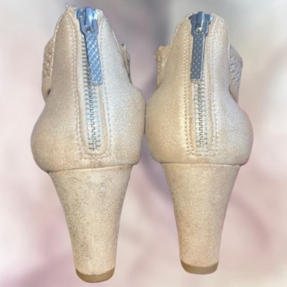 NWOT, Donald/Pliner perforated metallic leather wedge, sz 8.5 - Picture 4 of 7